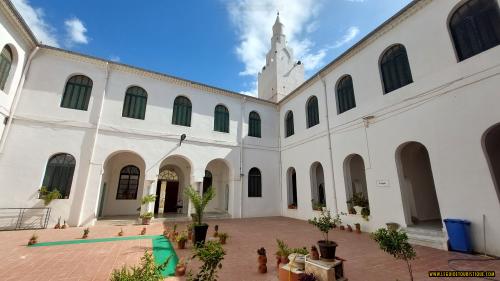Cour de la mosquée Bou Merouane